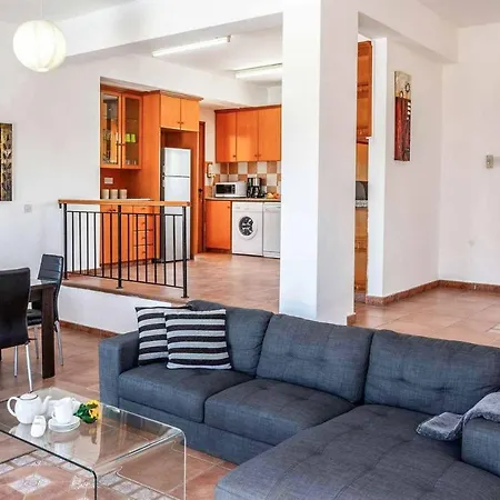 Veryina Villa Peyia